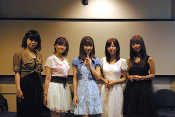 左から、尾崎真実さん、中上育実さん、渕上舞さん、茅野愛衣さん、井口裕香さん