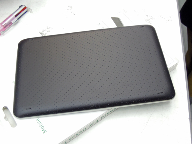背面は、「Nexus 7」本体背面と同じデザインが採用されている