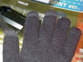 手袋の親指・人差し指・中指には「スマホ手袋」と同様に特殊な繊維が使用されており、手袋をしたままスマートフォンを操作することが可能