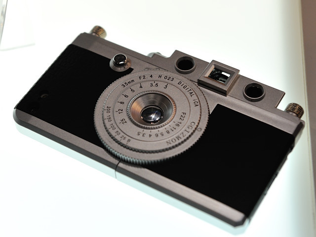 【GIZMON iCAコーナー】iPhoneに装着するクラシックカメラ風ケース「iCA」表面