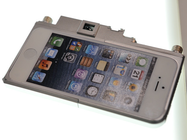 【GIZMON iCAコーナー】iPhoneに装着するクラシックカメラ風ケース「iCA」裏面