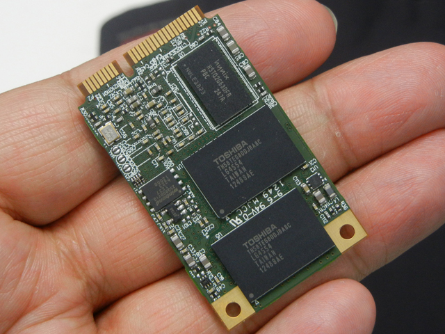 128GBモデル「PX-128M5M」。今回確認した製品では、キャッシュメモリにはSK hynixのDDR3「H5T02G63DFR」、NANDには東芝製「TH58TEG8DDJBA8C」が使われていた