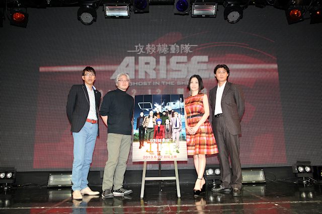 写真左から、石川社長、黄瀬総監督、坂本真綾さん、冲方丁さん