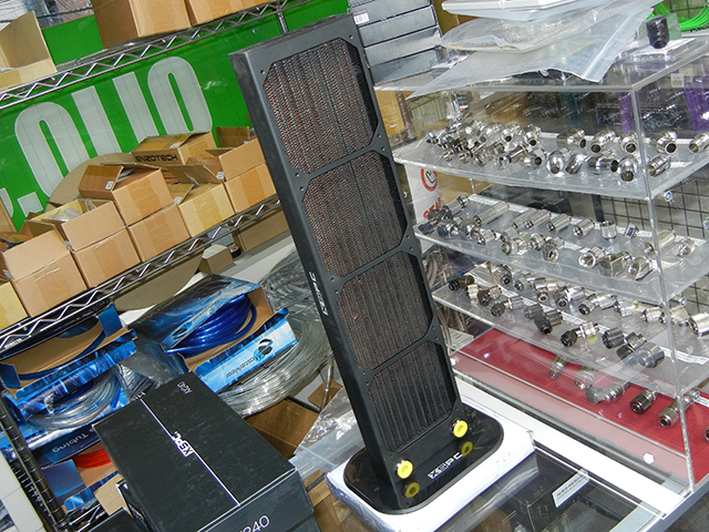4基用「AX480 Quad Fan Radiator (Black)」とスタンド「AX Radiator Desk Stand (Black)」を組み合わせた例