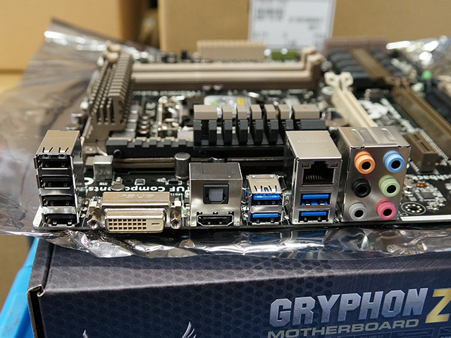 ASUS「GRYPHON Z87」