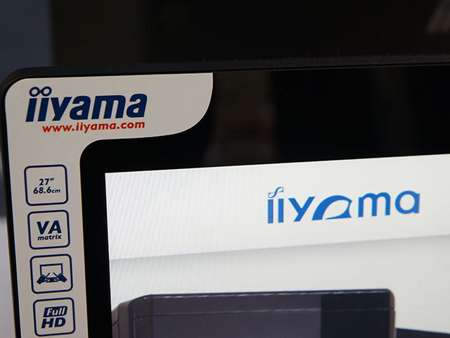 液晶モニタの「iiyama」ロゴ（左上）、PCブランドの「iiyama」ロゴ（右下）は、異なっている