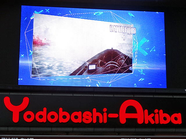 ヨドバシカメラ・マルチメディアakiba。開店5分前には、店頭スクリーンを使用したオープニングセレモニーとカウントダウンがスタート