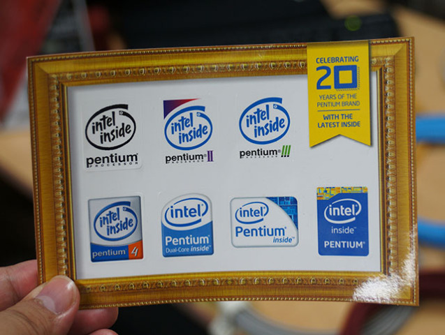 購入者限定の歴代Pentiumロゴステッカー兼ポストカード