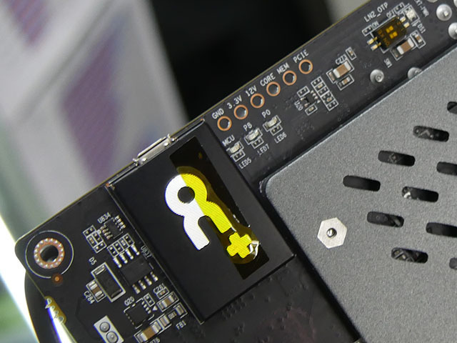 付属のミニUSB to USBヘッダピン変換ケーブルを用いて接続する。ちなみに、右上にはLN2と書かれたDIPスイッチが搭載されている