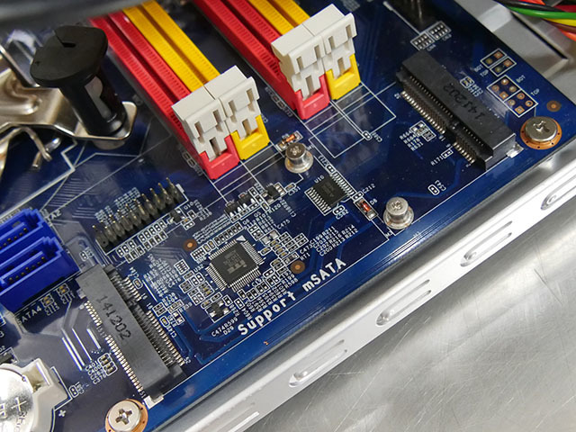2基のMini PCI Expressスロット。左側がフルサイズになっており、mSATA共用仕様となっている