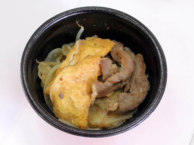 北海道名寄市  第746なよろ煮込みジンギス艦隊監修 「なよろ煮込みジンギスカン」 タレに漬け込まれた羊肉を水を加えず煮込むのが特徴で、たっぷり野菜と甘みのある味に仕上げます。