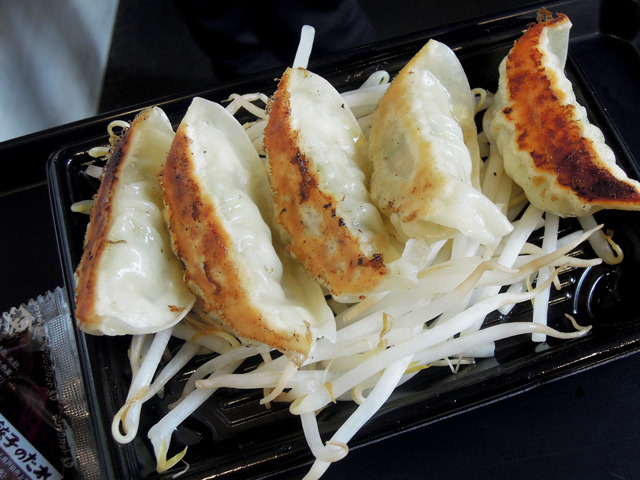 静岡県浜松市 　浜松餃子学会 監修 　「浜松餃子」（初提供） 　（400円） 餃子の具材に白浜やニラを使うことが多いですが、浜松餃子の具材は地元の特産品であるキャベツ・玉ねぎ・豚肉です。キャベツを中心にしてあっさり味でありながら、豚肉のコクを併せ持つ餃子。それが浜松餃子です。そこに茹でもやしを添えるのも特徴の1つです。 B-1グランプリ食堂では、浜松の特産品を使用し、浜松市内で作られた餃子を提供させていただいております。