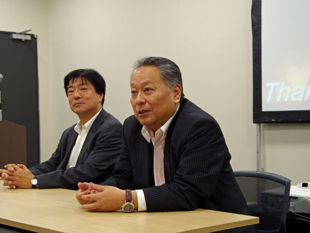 サードウェーブの榎本一郎副社長（右）と、松原昭博・上席執行役員（左）