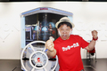 【体験レポート】世界にたった2台！ 「ガシャポン」45周年のバンダイが放つ最新の立体映像搭載型ガシャポン自販機に、ワッキー貝山が挑戦！