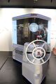 【体験レポート】世界にたった2台！ 「ガシャポン」45周年のバンダイが放つ最新の立体映像搭載型ガシャポン自販機に、ワッキー貝山が挑戦！