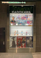 KADOKAWAのオリジナルフィギュアやキャラクターグッズのサンプル展示コーナー「アキハバラKADOKAWAショーケース」が、JR秋葉原駅東西自由通路内に3月7日より設置開始！