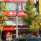 ピンク色のゲームセンタービル「S@Y（セイアット）秋葉原」が真っ赤な「TAITO STATION」に