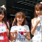 秋葉原駅でラブレターを手渡しする女性たち！　DS「ラブプラス」PRイベント