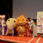 「いなり、こんこん、恋いろは。」、京都での新年会イベントには声優陣が着物姿で登場！ 伏見稲荷大社もキャラパネル設置を開始