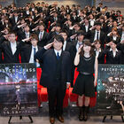 TVアニメ「サイコパス」、新編集版の先行上映会にファン100名が黒スーツ姿で集結！ 関智一・花澤香菜とともに記念撮影