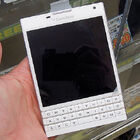 スクエアディスプレイ＆QWERTYキー搭載の「BlackBerry Passport」にホワイトモデルが登場！