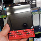 スクエアディスプレイ＆QWERTYキー搭載の「BlackBerry Passport」にレッドモデルが登場！